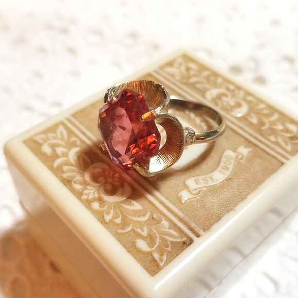 Pretty in Pink! Vintage 1970s Large Pink Glass Gold plated Ring - Picture 2 of 8